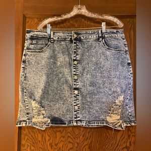 New without tags. Jean skirt, distressed size extra large